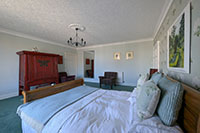 Green bedroom – a comfortable space to relax in